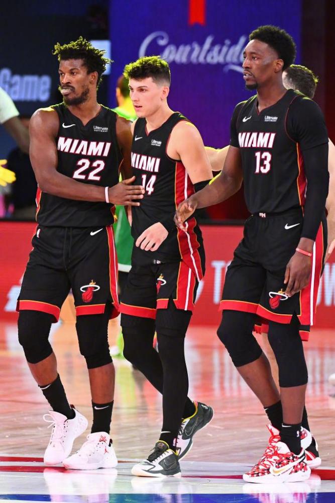 参与者们都 参与者们都